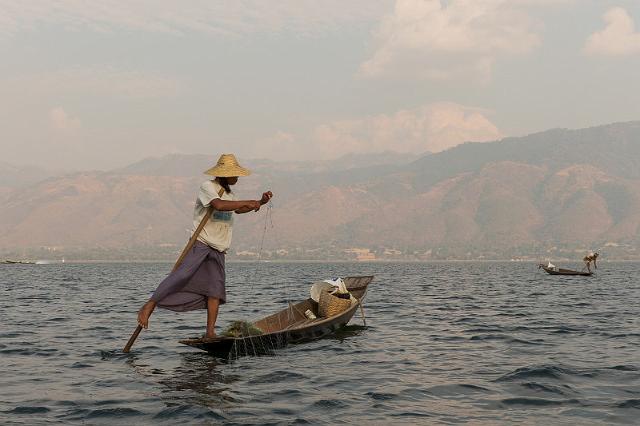 130 Inle Lake, 1 been roeier.jpg